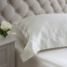 Load image into Gallery viewer, Pure silk travel pillowcase to care for your hair and skin